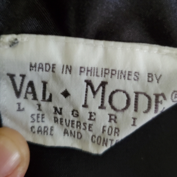 Vintage Satin Embroidered Robe - Picture 5 of 5